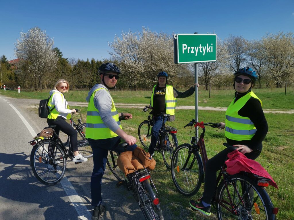 reprezentacja Gminy Chodel pokonująca trasę z Kolonii Łaziska do Chodla