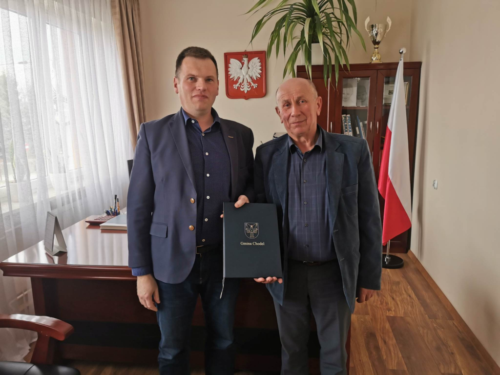 zdjęcie wójta gminy i Romana Madejka